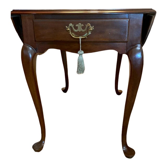1980s Traditional Chippendale Drexel Cherry Single Drawer Pembroke Side Table For Sale