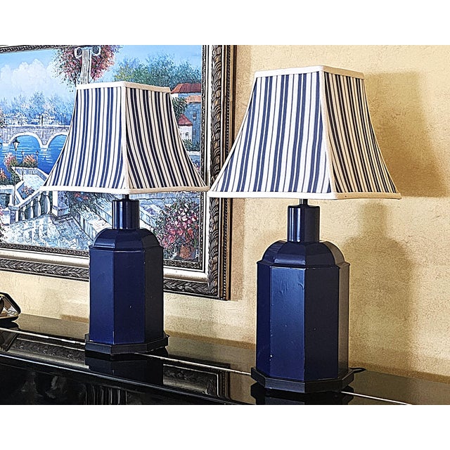 Pair of Vintage Cobalt Blue Tole Tea Caddy Table Lamps – Made in Usa For Sale - Image 14 of 18