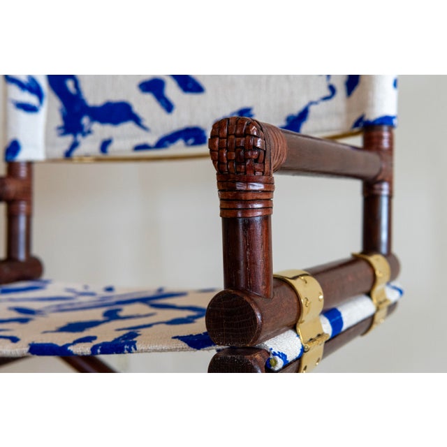 Contemporary 1970s McGuire Director’s X-Chair in Textured Off-White and Colbalt For Sale - Image 3 of 11