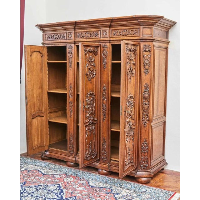 This monumental Liège cabinet is a masterpiece of craftsmanship and richly decorated furniture art. It comes from the...