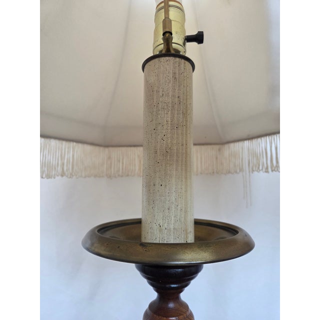 Mid 20th Century Traditional Colonial Revival Turned Wood & Brass Table Lamp W/ Fringe Shade - a Pair For Sale - Image 4 of 10