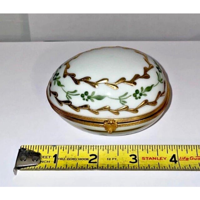 1980s French Limoges Porcelain Jewelry Casket With Gilt Ormolu Mounts For Sale In New York - Image 6 of 11