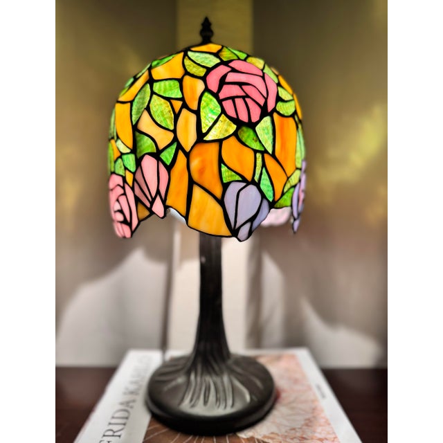 Late 20th Century Vintage Tiffany Style Floral Stained Glass Accent Table Lamp With Tree Trunk Base For Sale - Image 5 of 10