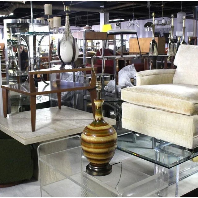 Very nice Mid-Century Modern onion shape base table lamp.