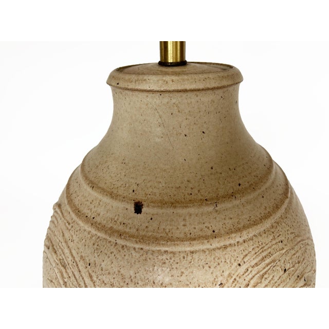1960s 1960s Bob Kinzie Affiliated Craftsmen Studio Mid Century Beige Monumental Pottery Table Lamp For Sale - Image 5 of 8