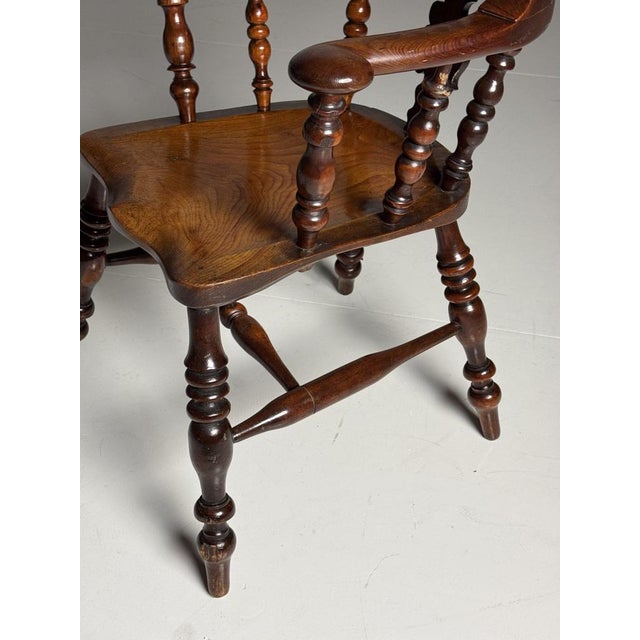 English Windsor Chair in Yew Wood For Sale - Image 11 of 18
