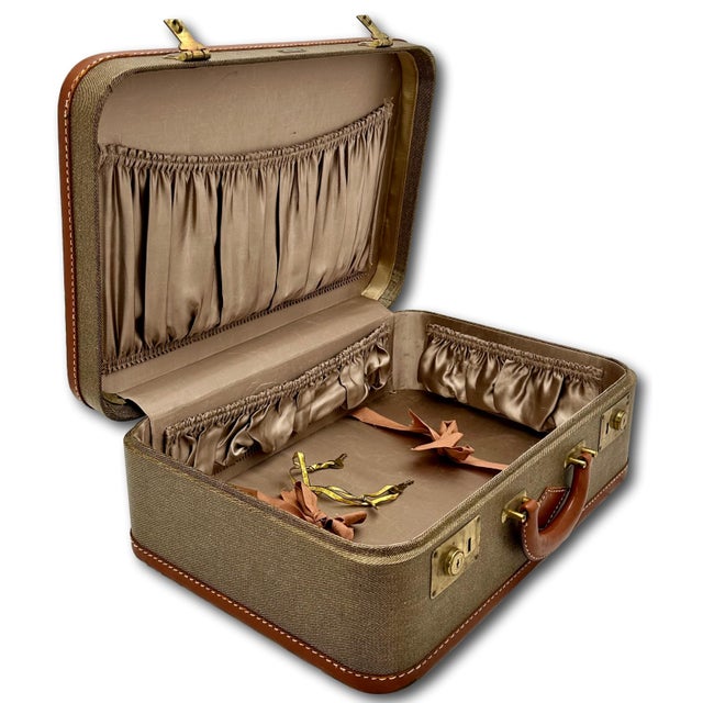 Vintage 1940s Lincoln "Zephyrweight" New York Tweed & Leather Overnight Suitcase in Nice Condition For Sale - Image 11 of 18