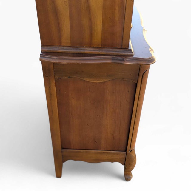 Late 20th Century Queen Anne Style Wood and Glass China Hutch Cabinet For Sale In Los Angeles - Image 6 of 16