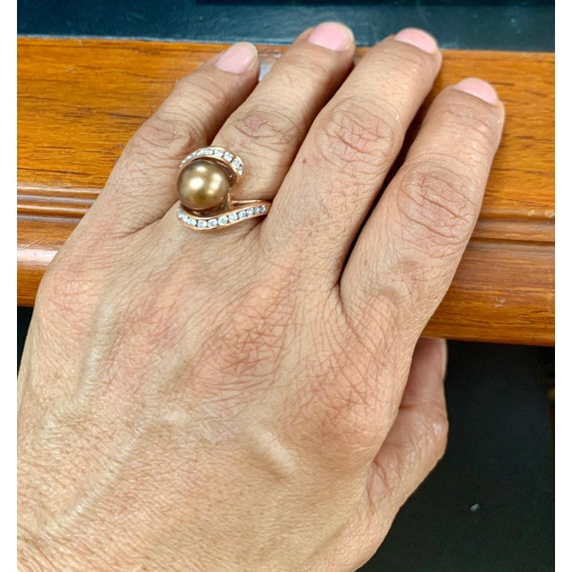 Traditional 10 MM Chocolate Tahitian Pearl and Diamond Cocktail Ring 14 Karat Gold For Sale - Image 3 of 18