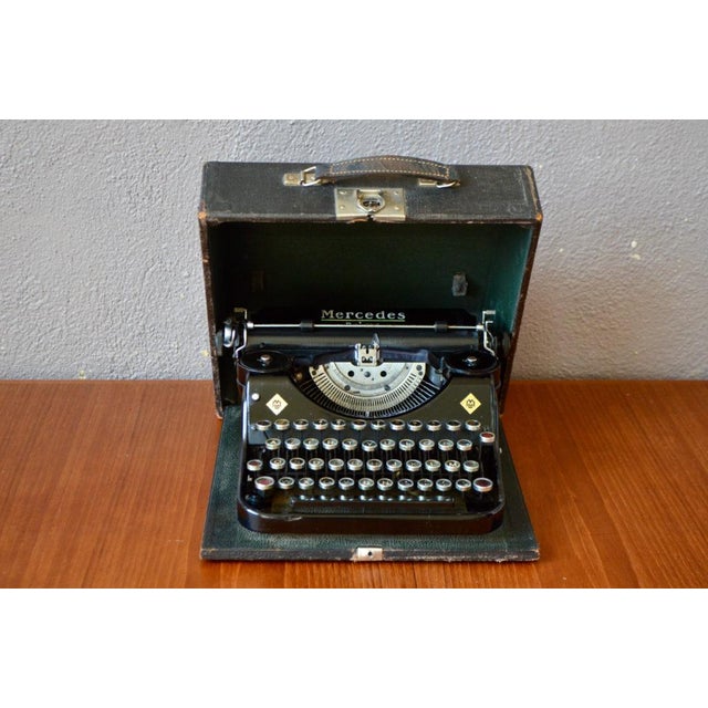 Black and white “detective film” atmosphere guaranteed with this old typewriter! It will complement a mottled and varied...