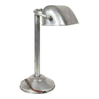 1940s Industrial Bauhaus Table Lamp – Mid-Century Aluminum Desk Light – Aluminum & Bakelite For Sale