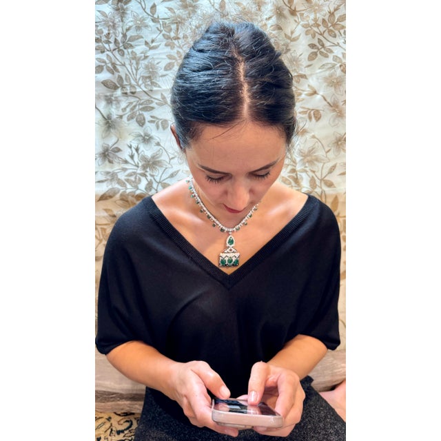 25 Ct Natural Carved Emerald & 10 Ct Diamond Art Deco Style 18 KW Gold Necklace For Sale - Image 14 of 18