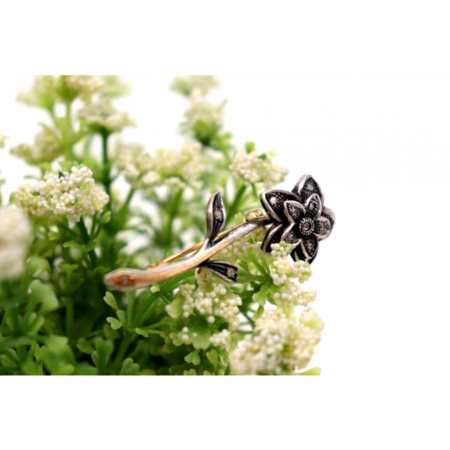 Gold and Silver Flower-Shaped Brooch with Diamond Chips, in Good conditions. Designed 1980 to 1989