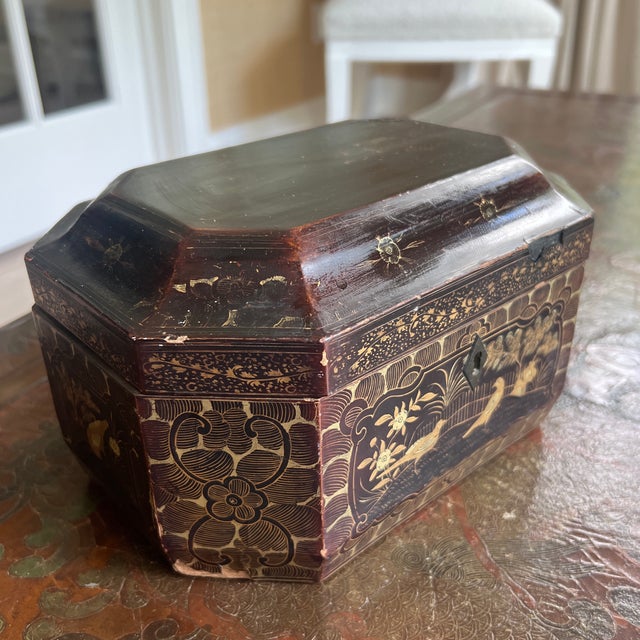 Chinese 19th-Century Chinese Export Lacquer Tea Caddy Box With Gilt and Painted Figural Cartouches For Sale - Image 3 of 7