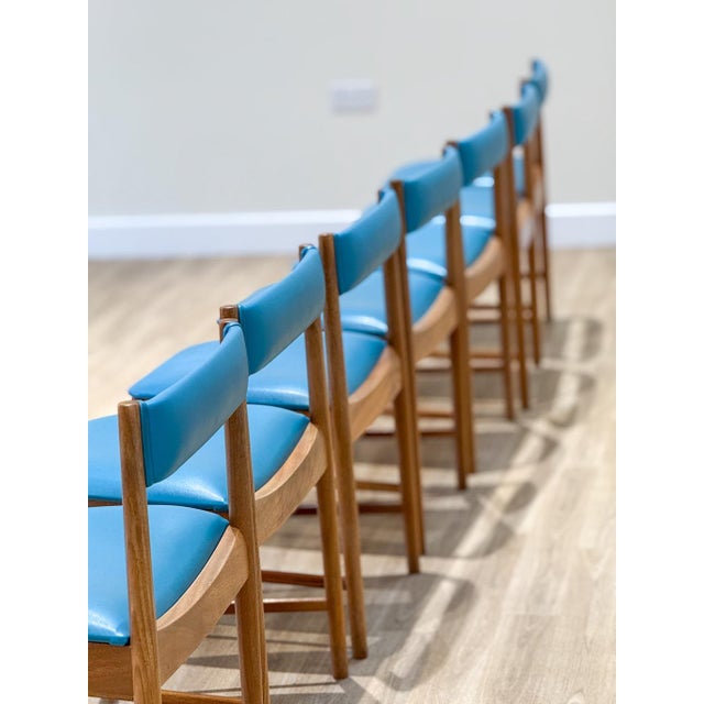 Mid-Century Modern Dining Chairs in Blue Vinyl attributed to Tom Robertson for McIntosh, 1960s, Set of 7 For Sale - Image 3 of 7