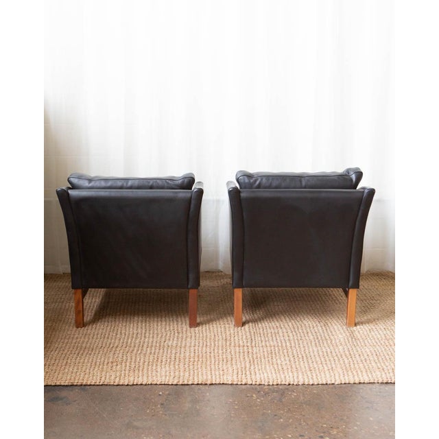 A refined pair of Danish Skippers Møbler leather lounge chairs, embodying the understated elegance of Scandinavian modern...
