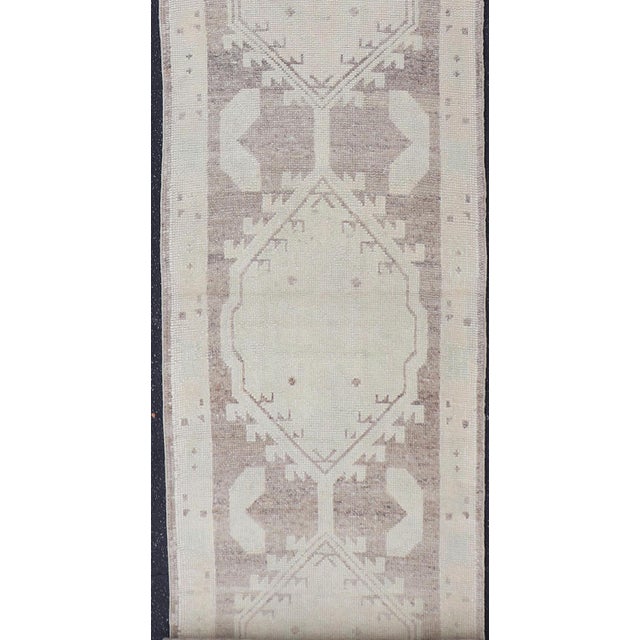 Tribal Geometric Medallion Design Turkish Oushak Runner in Soft Neutral Tones For Sale - Image 3 of 14