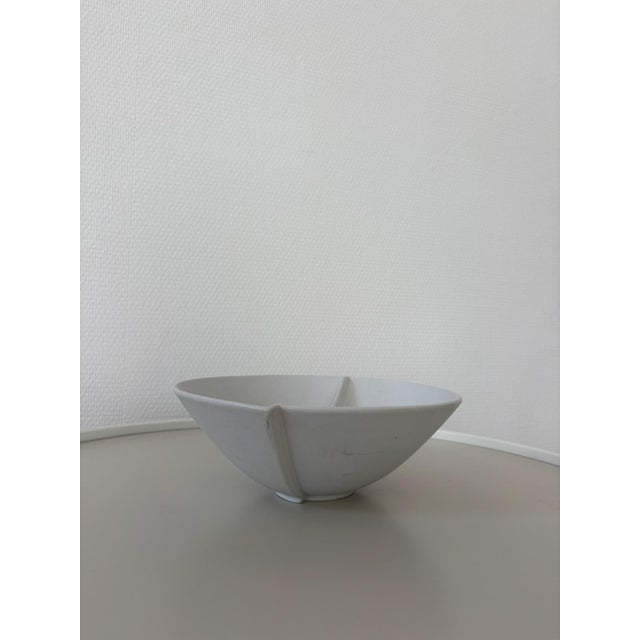 1940s Surrea Vases and Cups in White Stoneware by Wilhelm Kåge for Gustavsberg, 1940s, Set of 4 For Sale - Image 5 of 8