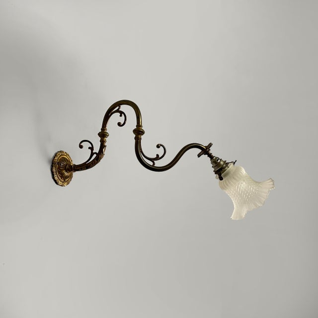Italian Art Deco Flower-Shaped Wall Lamp in Brass and Glass, 1950s For Sale - Image 3 of 18