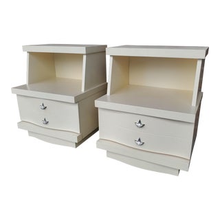 Mid 20th Century Pair of Vintage Bassett Furniture “Golden Bisque” Nightsands For Sale