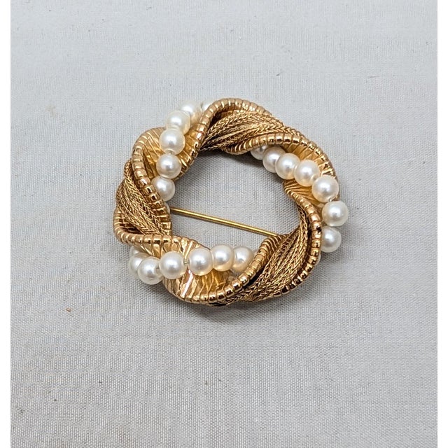 1960s Vintage 1960s Signed Napier Goldtone Faux-Pearl Wrapped Circle Brooch For Sale - Image 5 of 7