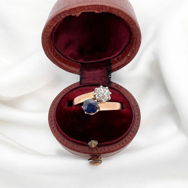 Antique Toi et Moi ring (circa 1900) in 18 carat (750 thousandths) pink gold. It is decorated with a round natural...