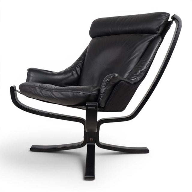 The Viking by Poltrona Frau is one of the most impressive lounge chairs of its time, combining Scandinavian design...