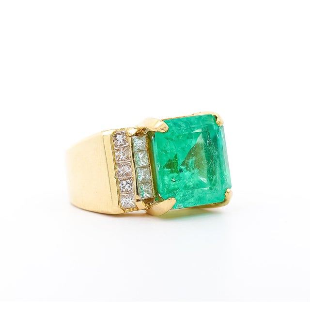 Metal GIA Cert. 13 Carat Colombian Emerald Men's Ring in 18K Gold W/ Princess Diamonds, Size 8 For Sale - Image 7 of 11