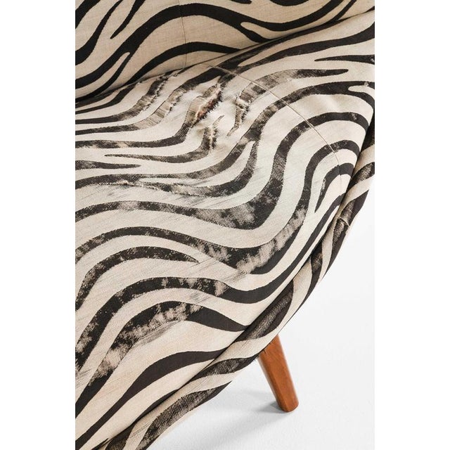 Sculptural Sofa in Beech and Zebra-Pattern Fabric attributed to Folke Jansson, 1950s For Sale - Image 3 of 7