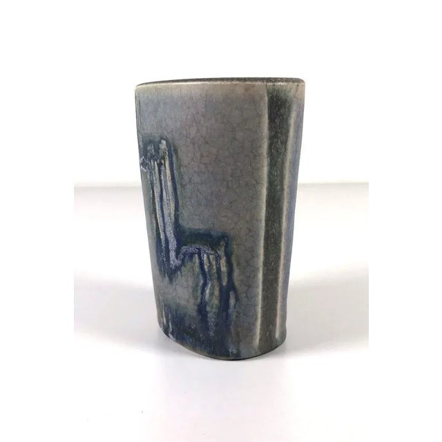 A beautiful decorated ingeborg zenker vase. Measurements h. 16,5 cm; b. 12,5 cm; d. 8,5 cm categorie accessories, vases &...