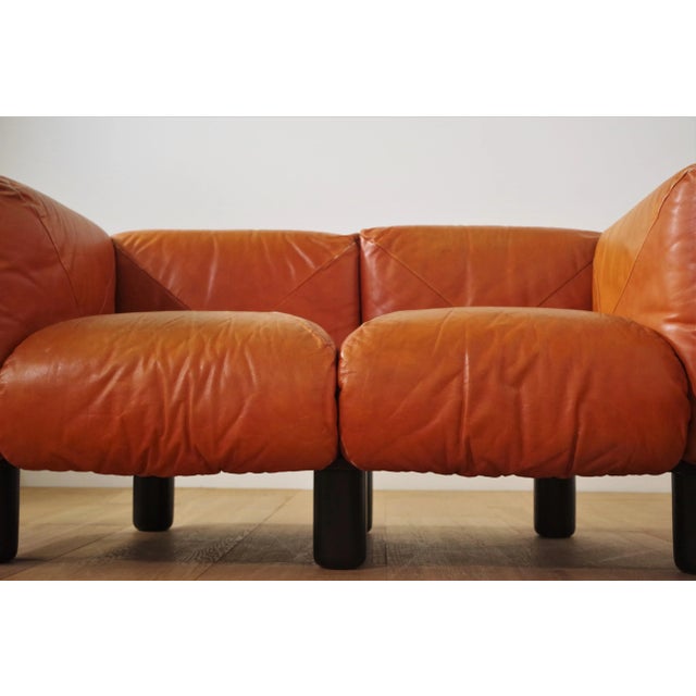 Sofas and Poufs in Orange Leather Marius & Marius by Mario Marenco for Arflex, 1970s, Set of 3 For Sale - Image 16 of 18