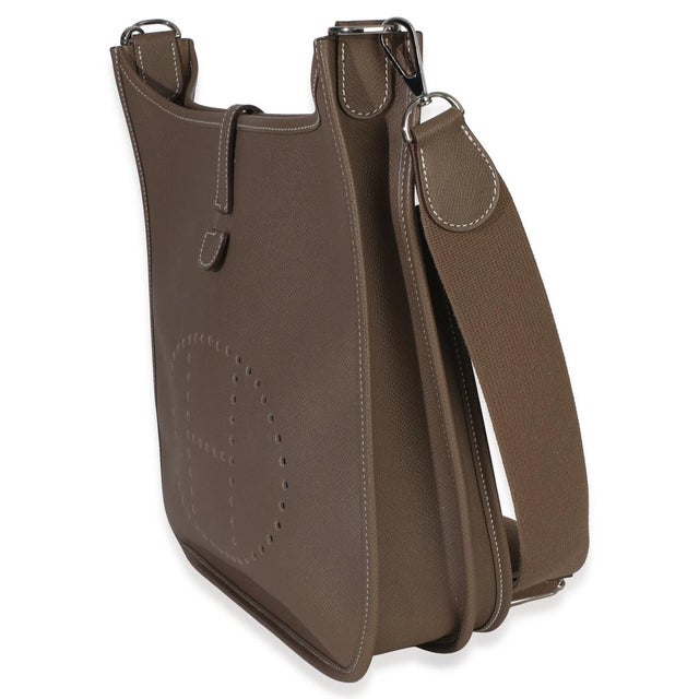 Designed in 1978 by Evelyne Bertrand, the Evelyne shoulder bag from Hermès has a distinctive aesthetic thanks to a...