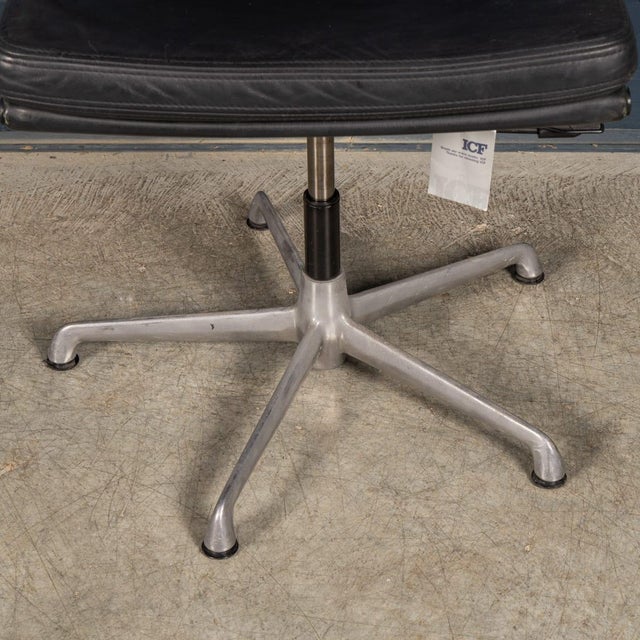 Vintage EA217 Chair in Black Leather by Charles & Ray Eames for ICF, 1969 For Sale - Image 11 of 17