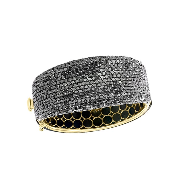 Black Diamond & Black Curved Onyx Bangle in 18 Karat Yellow Gold 88 Gram Estate For Sale In New York - Image 6 of 18