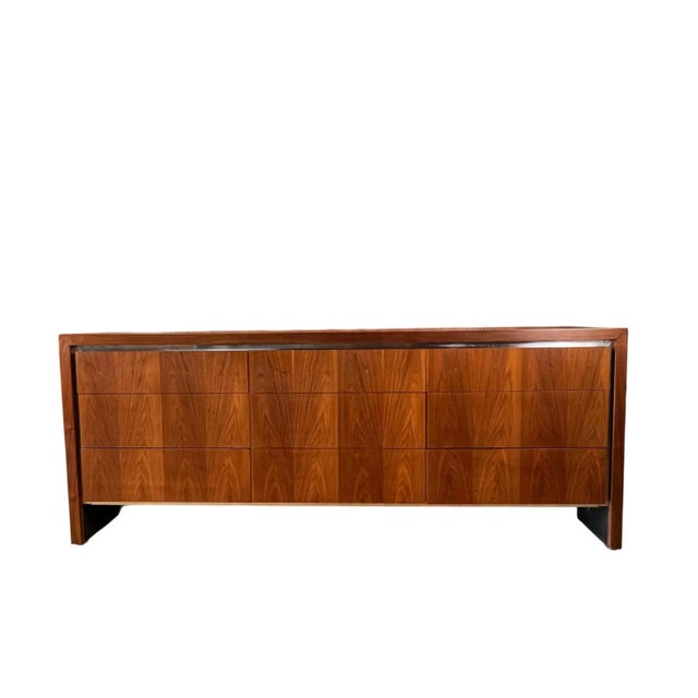For sale is this beautifully crafted vintage dresser made by Dillingham, featuring a striking walnut wood grain.