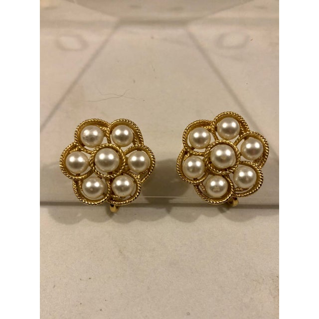 This lovely Pair of Crown Trifari Pearl Cluster Clip On Earrings will be a fabulous and frequently-worn addition to your...