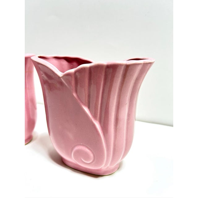 Mid-Century Modern Pair of Pink Art Deco Style Ceramic Vases – Fluted Nautilus Hollywood Regency Planters For Sale - Image 3 of 8