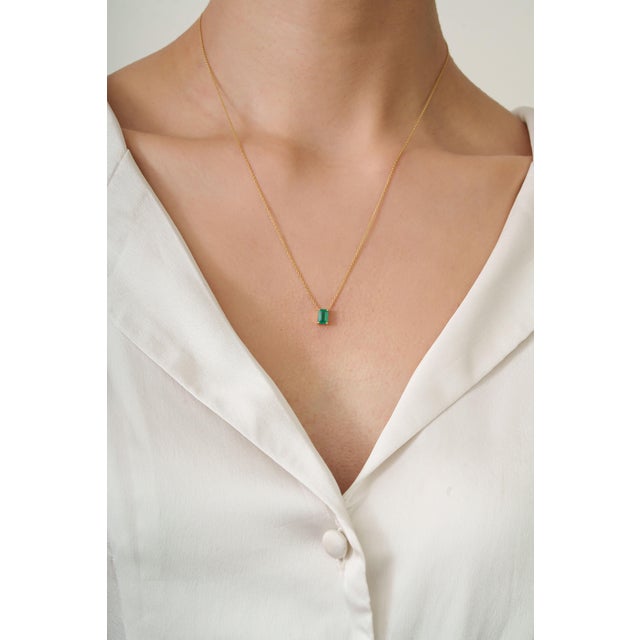 Minimalist Octagon-Cut Solitaire Emerald Necklace in 18k Yellow Gold For Sale - Image 11 of 15