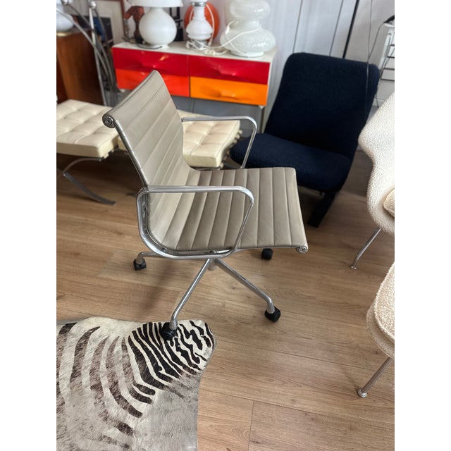 2000 - 2009 Aluminum Armchair by Charles and Ray Eames for Vitra, 2000s For Sale - Image 5 of 14