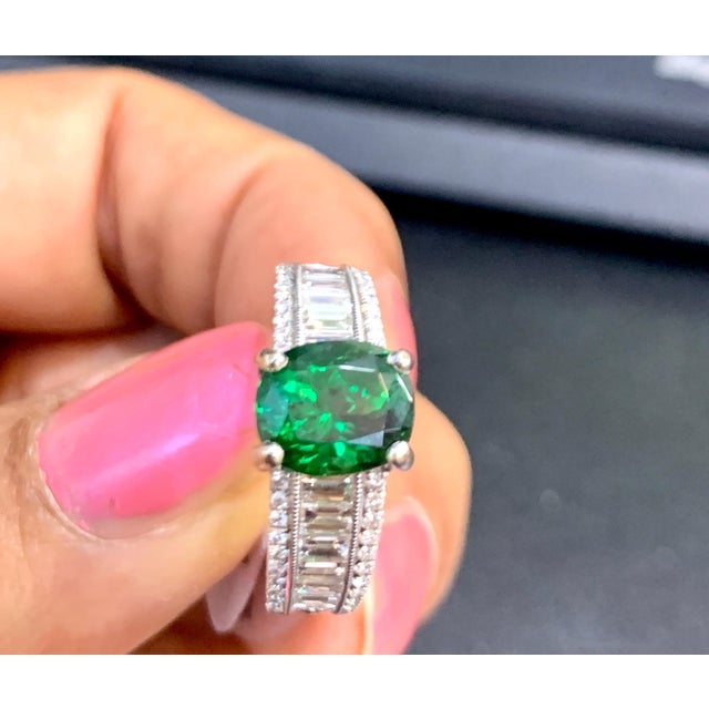 1.8 Carat Oval Tsavorite and 1.5 Carat Diamond in 14 Karat Gold Ring Estate For Sale - Image 4 of 18