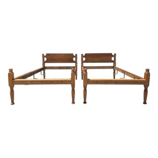 1990s Cohasset Colonials Vintage Twin Beds- a Pair For Sale
