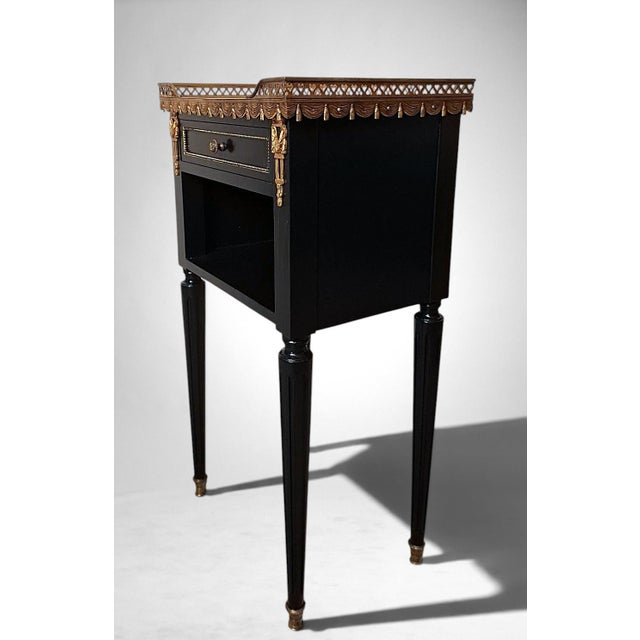 Early 20th Century French Louis XVI Revival Pair of Nightstands in Carrara Marble and Gilt Bronze For Sale - Image 10 of 18
