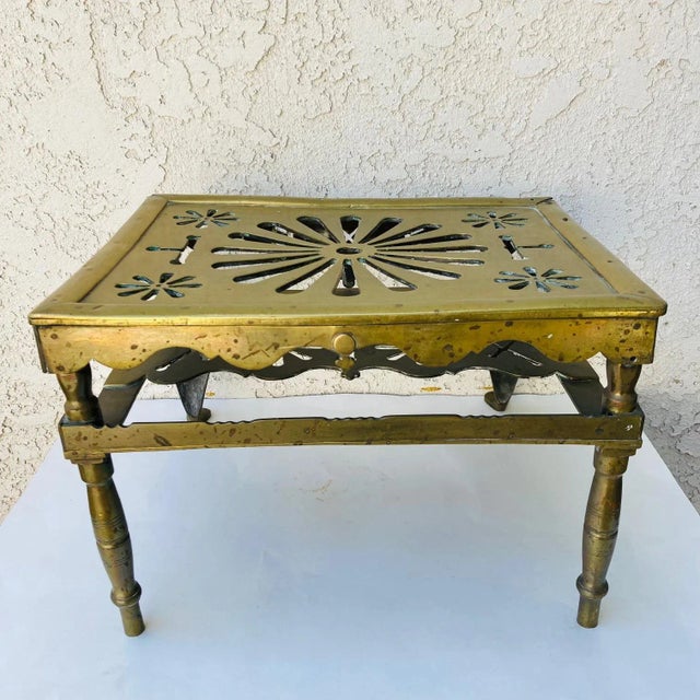 Victorian 19th Century English Cast Brass Fireplace Footman Kettle Stool with Cabriole Legs For Sale - Image 3 of 13