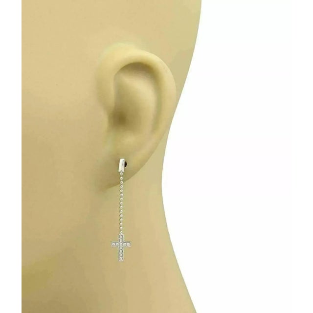 This elegant pair of earrings are from Gucci, they are crafted from 18k white gold with a polished finish. The top has a...