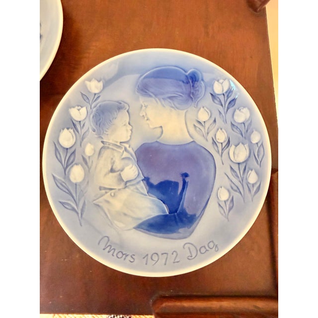 Mid-Century Modern Vintage 1971–1972 Desirée Denmark Old Copenhagen Blue Mother’s Day Porcelain Plates – Set of 2 For Sale - Image 3 of 7
