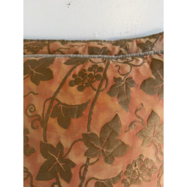 A beautifully tailored pair of decorative pillows crafted from authentic Fortuny printed cotton in the celebrated Moresco...