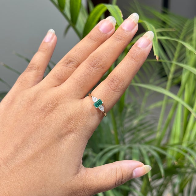 VRJewels 14k Gold Three-Stone Natural Emerald Pear Diamond Ring Size 5.5 For Sale In New York - Image 6 of 18