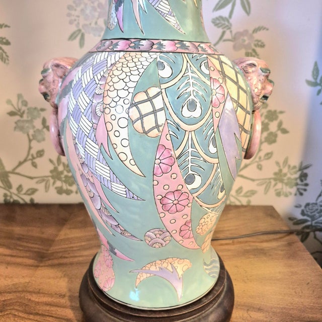 Ceramic 1980s Heyward House Pastel Teal & Pink Tobacco Leaf Ceramic Table Lamp W/ Foo Dog Handles Chinoiserie Hollywood Regency Palm Beach For Sale - Image 7 of 14