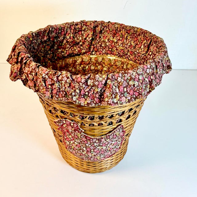 1980s 1980s Vintage Farmhouse Boho Chic Chicken Wicker Wastebasket With Calico Fabric Liner. For Sale - Image 5 of 11