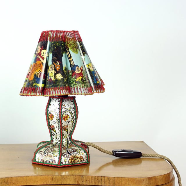 A wonderfully unusual vintage table lamp, most likely produced in Europe during the 1950s. The lamp features charming Snow...